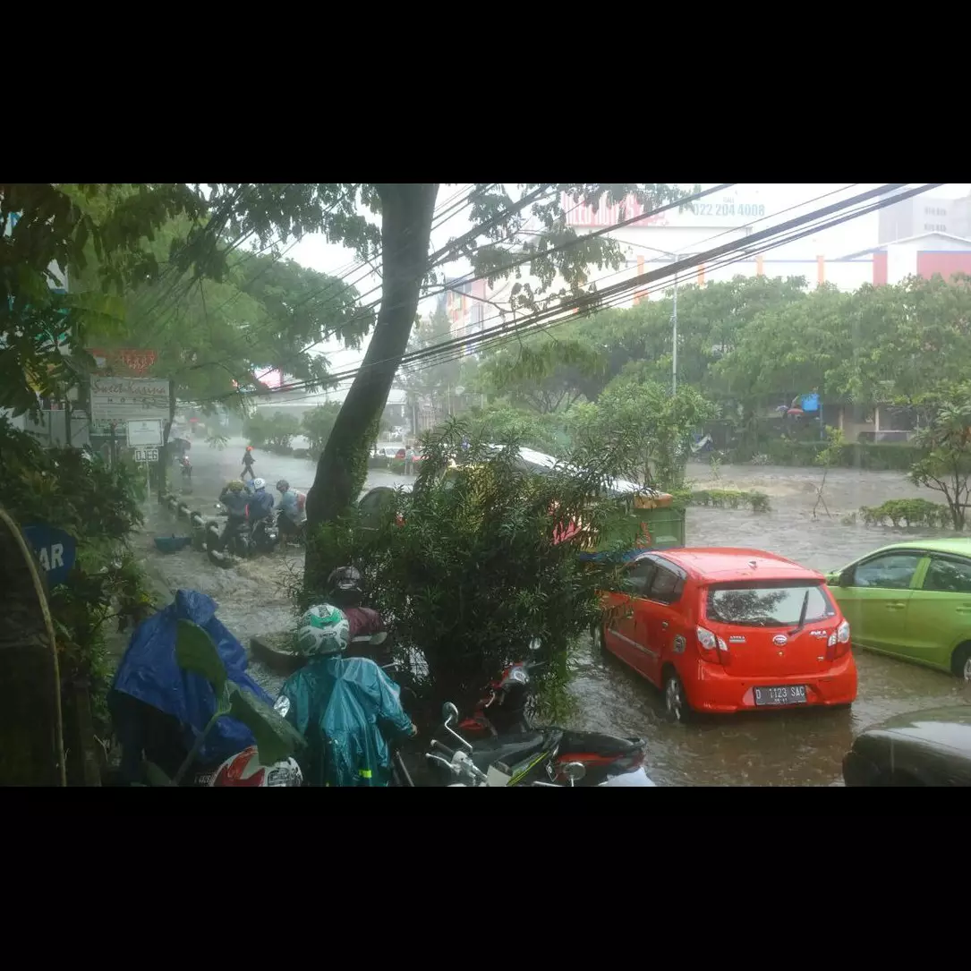 Dilanda hujan deras, ini 10 foto dan video banjir dahsyat di Bandung