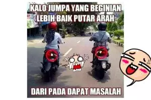 8 Meme beda emak-emak dan bocah saat naik motor ini lucunya kebangetan