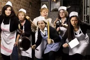 Restoran ini hanya mempekerjakan chef nenek-nenek lho, wah...