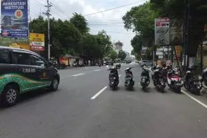 Cara memarkir motor-motor ini ngawur banget, bisa picu kecelakaan