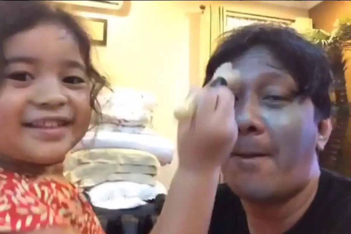 Wajah Andre Taulany didandani anaknya yang masih kecil, bikin ngakak