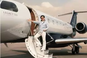 Jackie Chan beli pesawat jet pribadi, begini penampakan dalamnya