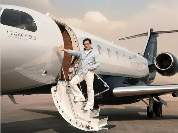 Jackie Chan beli pesawat jet pribadi, begini penampakan dalamnya