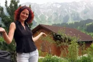 Cewek ini punya trik keren bisa nginap gratis selama liburan, gimana?