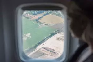 Mengapa penutup jendela pesawat harus dibuka saat take off dan landing