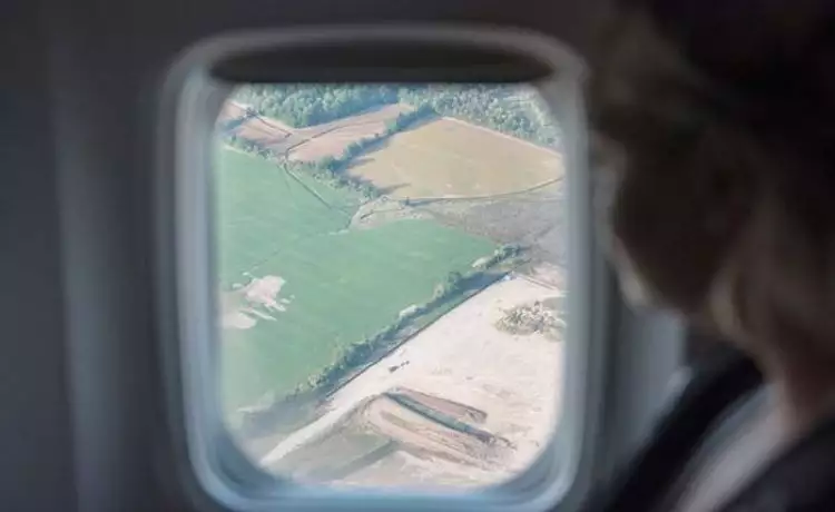 Mengapa penutup jendela pesawat harus dibuka saat take off dan landing