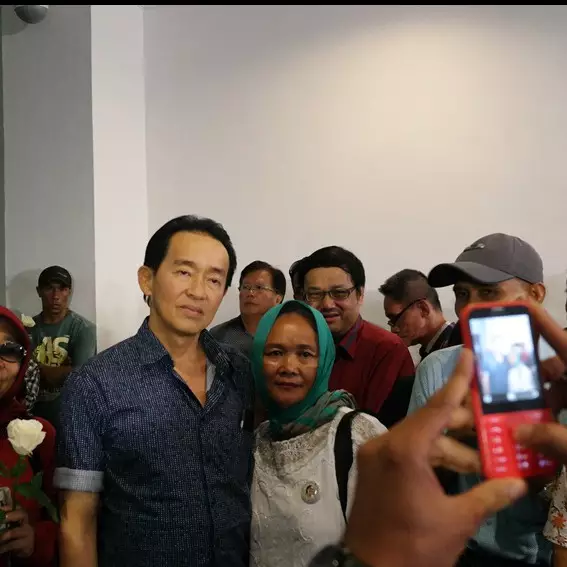 Usir bosan, pengunjung sidang Jessica foto selfie bareng ayah Mirna