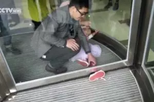 Kaki bocah 4 tahun ini terjepit dalam pintu putar, menegangkan