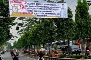 Spanduk kampanye 'gunakan bahasa Indonesia' ini bikin gagal fokus 