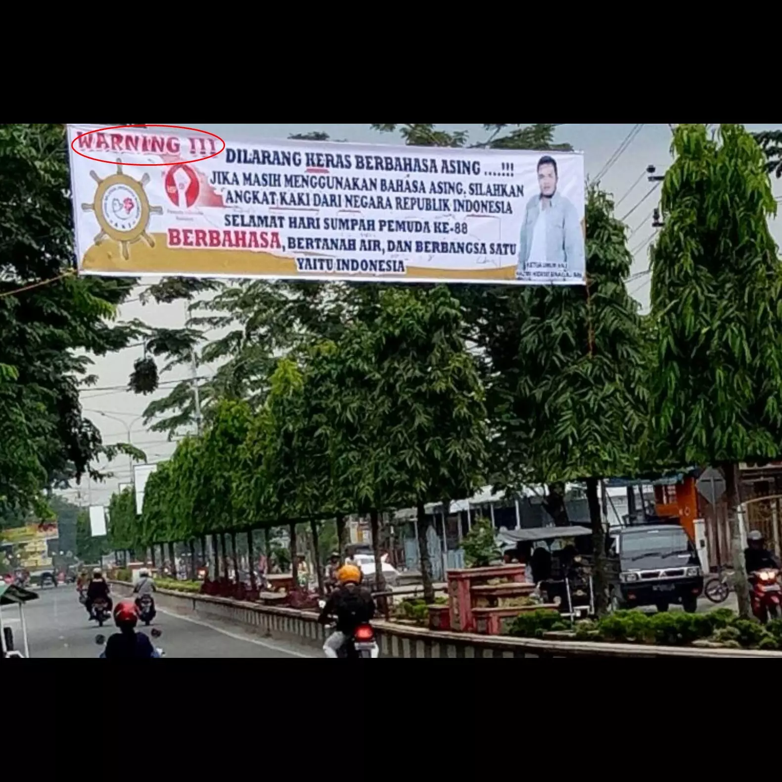 Spanduk kampanye 'gunakan bahasa Indonesia' ini bikin gagal fokus 