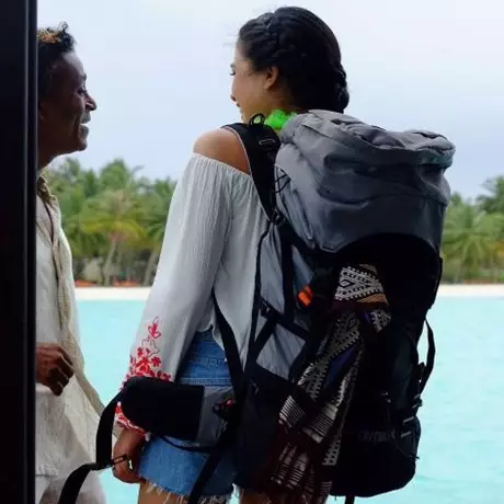 8 Foto di balik layar aksi Maudy Ayunda di The Nekad Traveler