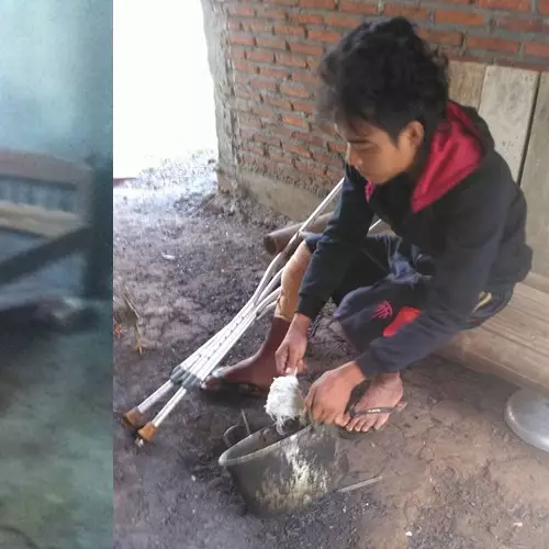 Kakak-beradik ini harus berjualan semut demi menyambung hidup