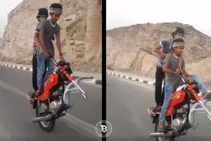 2 Bocah ini aneh-aneh saja, naik motor beroda satu di jalanan