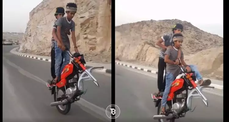2 Bocah ini aneh-aneh saja, naik motor beroda satu di jalanan