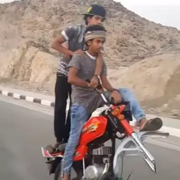 2 Bocah ini aneh-aneh saja, naik motor beroda satu di jalanan