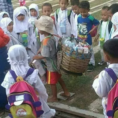 Potret anak kecil ini penuh makna, dijamin mengaduk-aduk perasaanmu