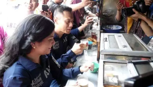 10 Pejabat dan calon kepala daerah yang makan di warteg, merakyat nih?