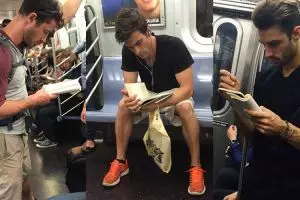 20 Foto mas ganteng asyik baca di kereta, bikin pengen rajin baca
