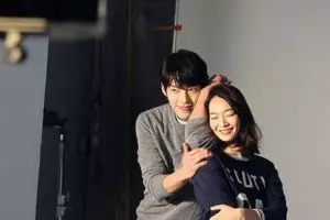 8 Seleb ganteng Korea ini ternyata pacari cewek lebih tua