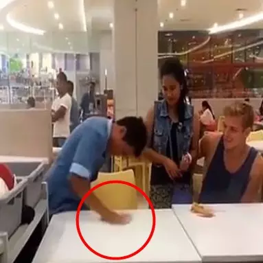 Aksi pelayan bersihkan meja kotor ini bikin geleng-geleng kepala
