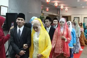 Sakral dan mengharukan, 7 pasang TKI ini menikah massal di Taiwan