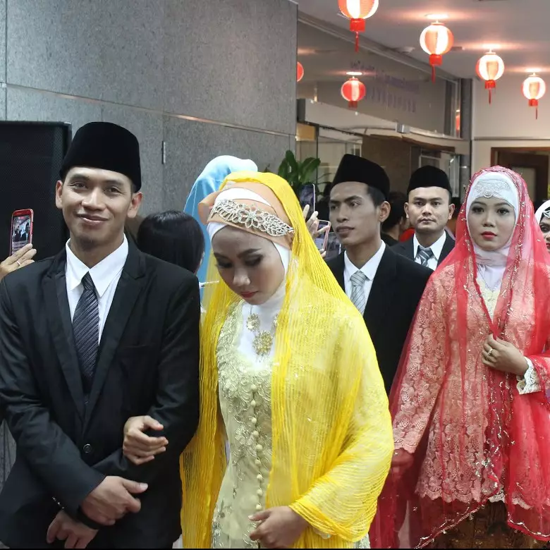 Sakral dan mengharukan, 7 pasang TKI ini menikah massal di Taiwan