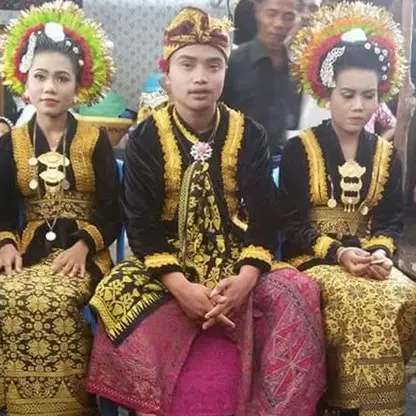 Pria asal Lombok ini nikahi dua wanita sekaligus, berani banget ya?