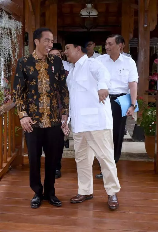 10 Potret keakraban Jokowi dan Prabowo di Hambalang, penuh gelak tawa