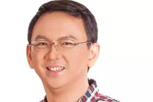 Lagi kampanye, Ahok tiba-tiba dicium ibu ini dari dalam mobil