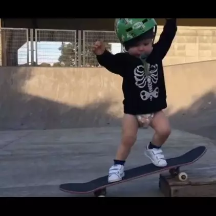 Baru berumur 22 bulan, bayi ini jago banget main skateboard, gemes deh