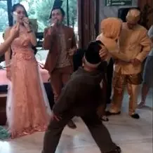 Kamu tak akan bisa menahan tawa melihat kakek ini berjoget dangdut