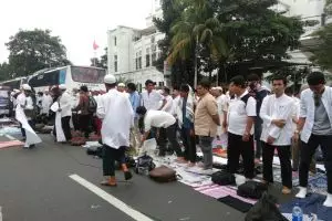 Antisipasi demo hingga maghrib, demonstran salat jama' qosor di Gambir