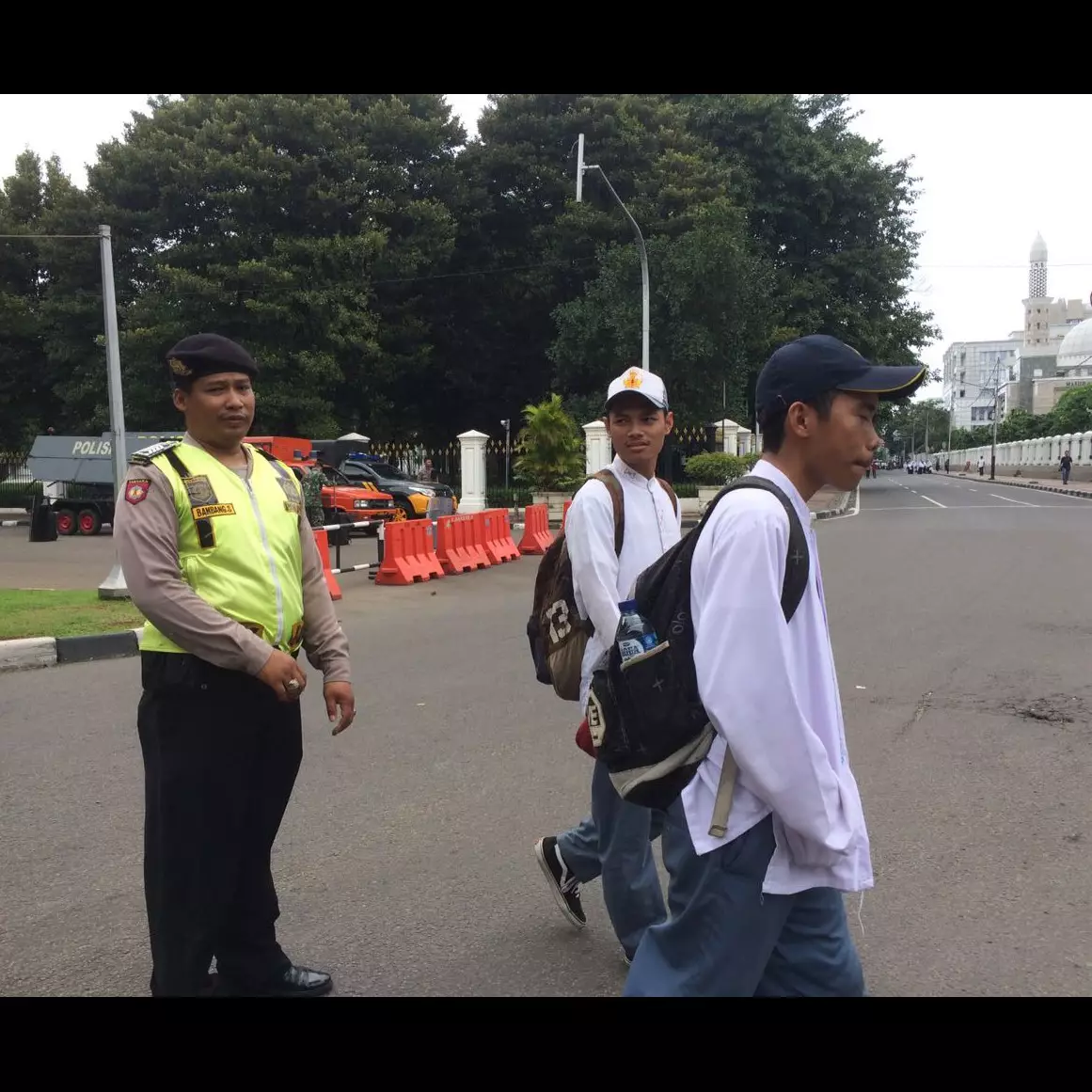 Kocak, dua pelajar ini enggak bisa pulang, kenapa ya?