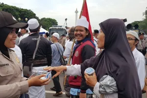 Aksi Polwan dan Kowad bagi-bagi air minum ke pendemo ini bikin adem