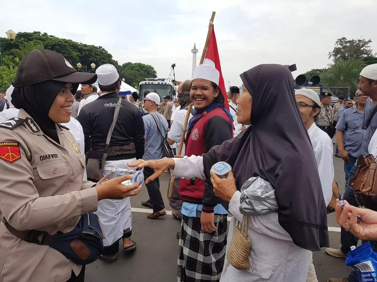 Aksi Polwan dan Kowad bagi-bagi air minum ke pendemo ini bikin adem