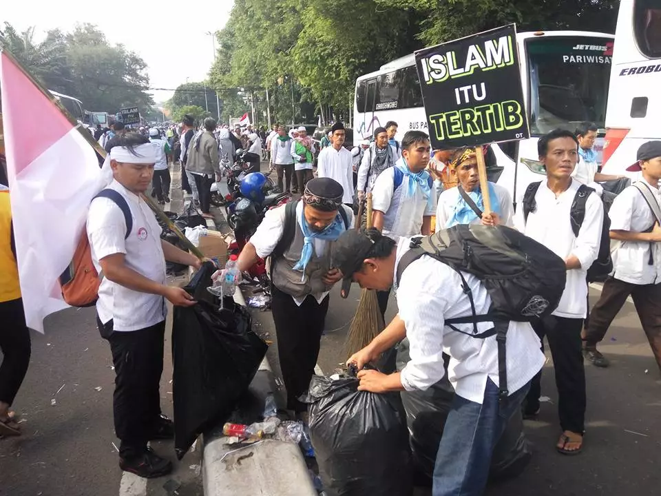 12 Foto warga pungut sampah usai berdemo ini patut diacungi jempol