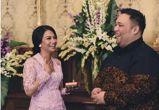 Vanessa Angel akhirnya tunangan dengan cucu Soekarno, siap nikah nih?