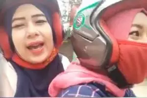 Pengen nge-vlog sambil naik motor, cewek ini malah berujung celaka