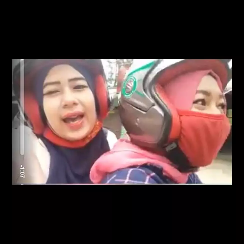 Pengen nge-vlog sambil naik motor, cewek ini malah berujung celaka