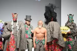 Kakek 80 tahun tampil shirtless di China Fashion Week ini pukau dunia