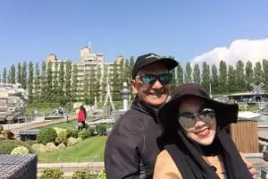 12 Potret kemesraan Mark Sungkar dan istri yang beda usia 45 tahun