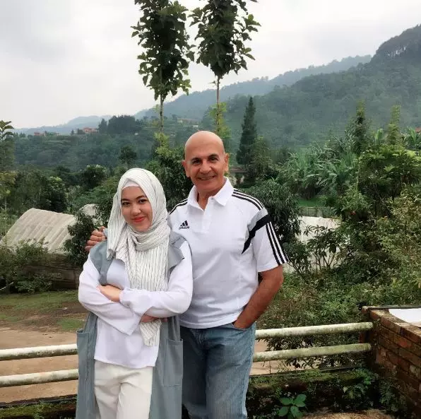 12 Potret kemesraan Mark Sungkar dan istri yang beda usia 45 tahun