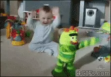 10 GIF tingkah bayi ini 'nantangin' kamu ikutan joget asyik, gemes deh