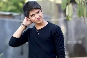 7 Selebritis ini punya rambut ikonik, bikin tambah ganteng deh