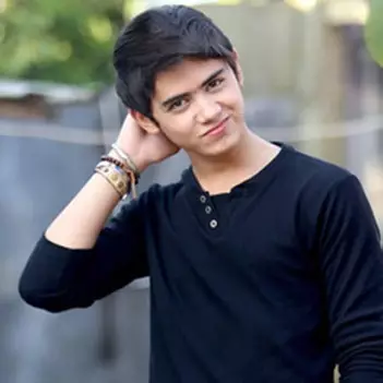 7 Selebritis ini punya rambut ikonik, bikin tambah ganteng deh