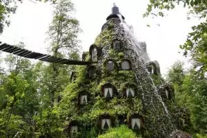 Ajaib, hotel ini letaknya di dalam air terjun dan berbentuk gunung api