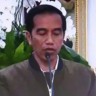 Jangan bilang-bilang, ini pemilik jaket bomber yang dipakai Jokowi