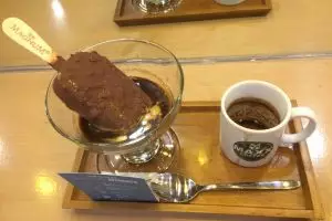 Es krim dengan lelehan saus kopi ini bikin lidahmu bergoyang, mantap