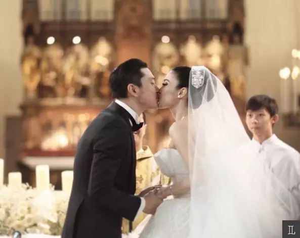 Harga high heels Sandra Dewi saat pernikahan bikin heboh banyak orang