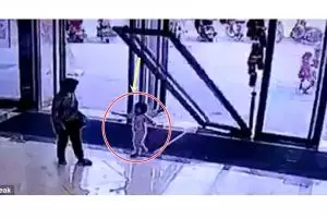 Ngeri, bocah 3 tahun ini tertimpa pintu kaca di sebuah mal